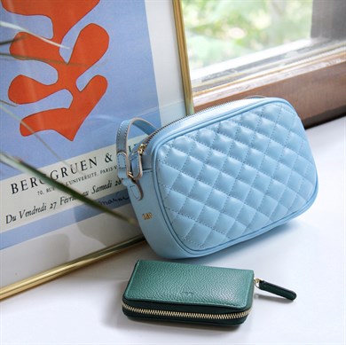 Kapitone Desenli Askılı Deri Çanta Açık Mavi