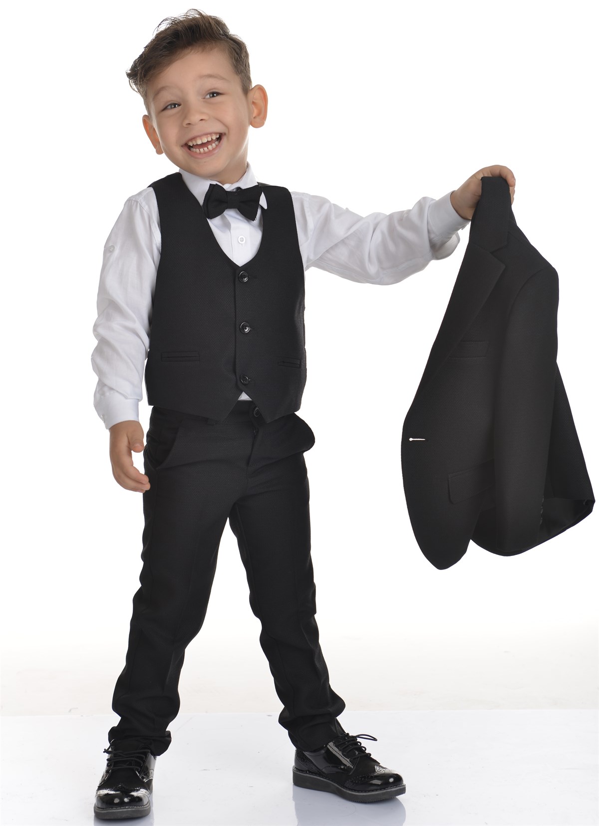 Siyah Yelekli Papyonlu Erkek Çocuk Takım Elbise