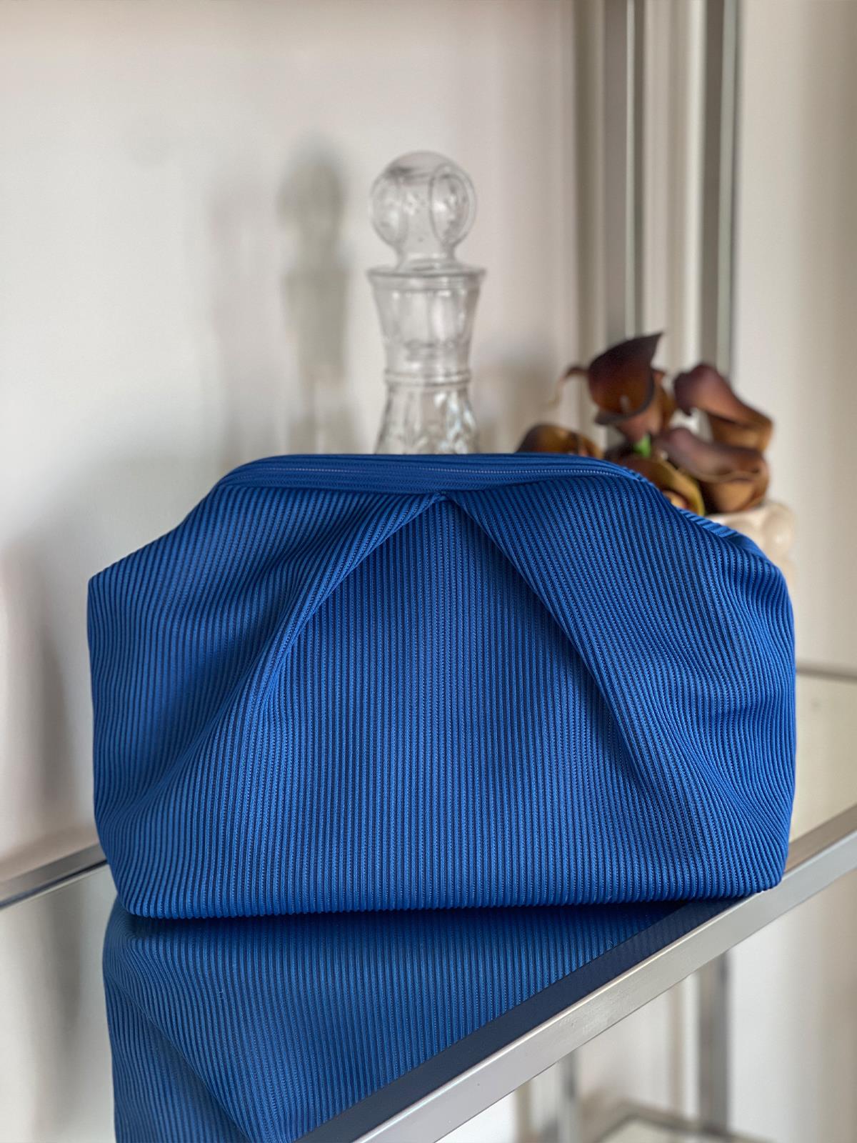 Parlak Mavi, Piliseli Çizgi Detaylı El Çantası