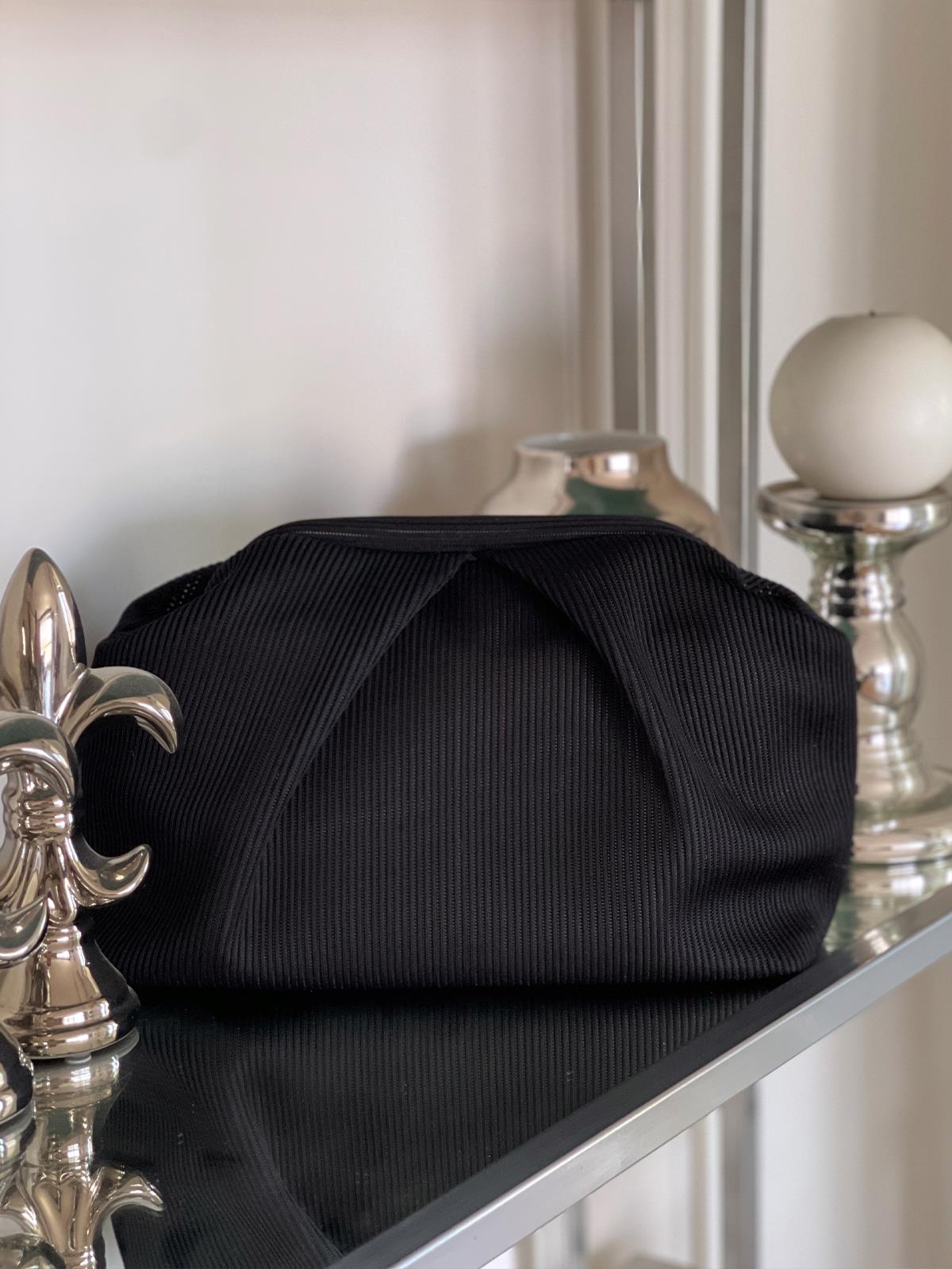 Siyah, Piliseli Çizgi Detaylı El Çantası