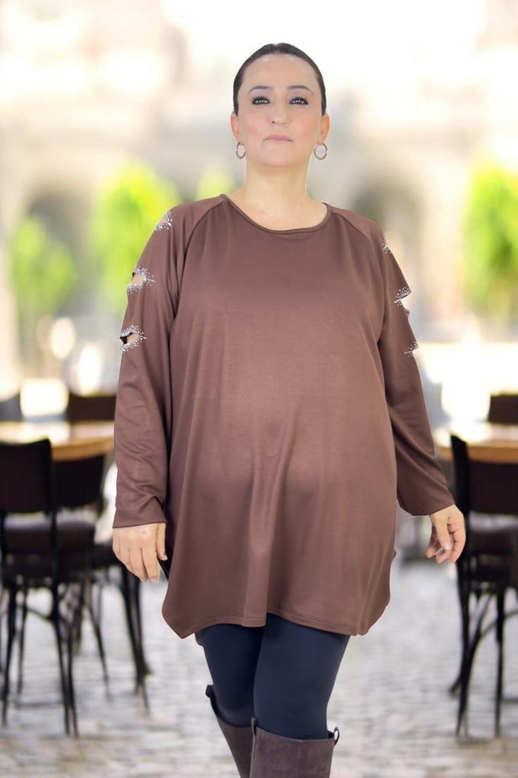 KOLLARDA PENCERE DETAY TAŞ İŞLEMELİ BİSİKLET YAKA YIRTMAÇLI VİSKON KUMAŞ EKSTRA BÜYÜK BEDEN BLUZ