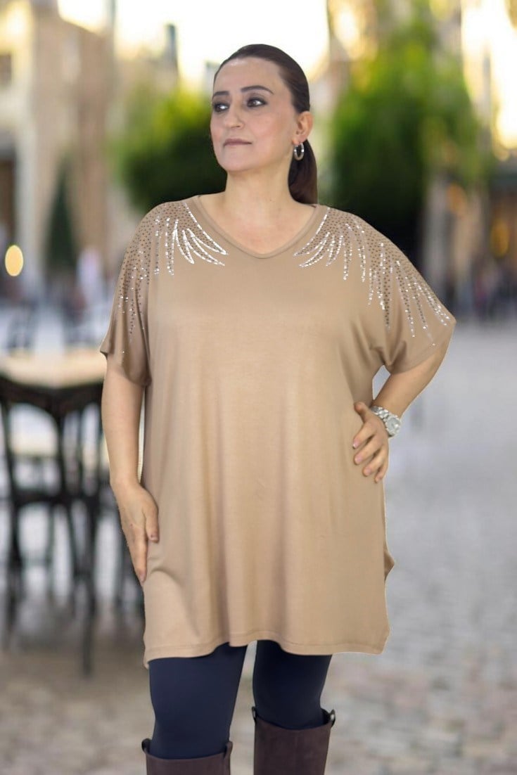 MELEK KOL TAŞ İŞLEMELİ KISA KOL BOL KESİM VİSKON KUMAŞ EKSTRA BÜYÜK BEDEN BLUZ