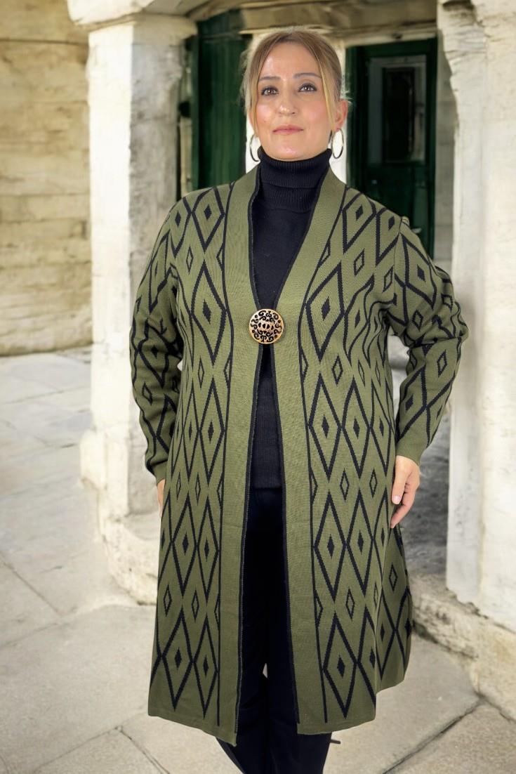 BAKLAVA DESENLİ BROŞ DETAYLI UZUN KOLLU ŞAL YAKA BÜYÜK BEDEN TRİKO HIRKA