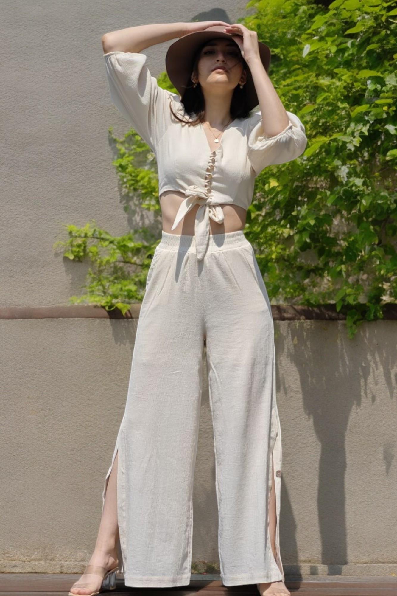 FLAMLI İNCE KETEN DÜĞME DETAY CROP BLUZ BELİ LASTİKLİ YIRTMAÇLI PANTOLON İKİLİ TAKIM
