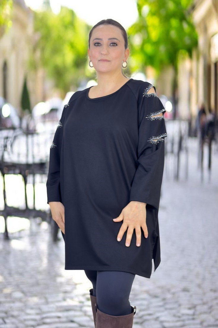 KOLLARDA PENCERE DETAY TAŞ İŞLEMELİ BİSİKLET YAKA YIRTMAÇLI VİSKON KUMAŞ EKSTRA BÜYÜK BEDEN BLUZ