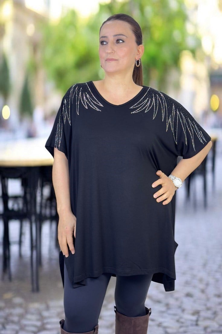 MELEK KOL TAŞ İŞLEMELİ KISA KOL BOL KESİM VİSKON KUMAŞ EKSTRA BÜYÜK BEDEN BLUZ