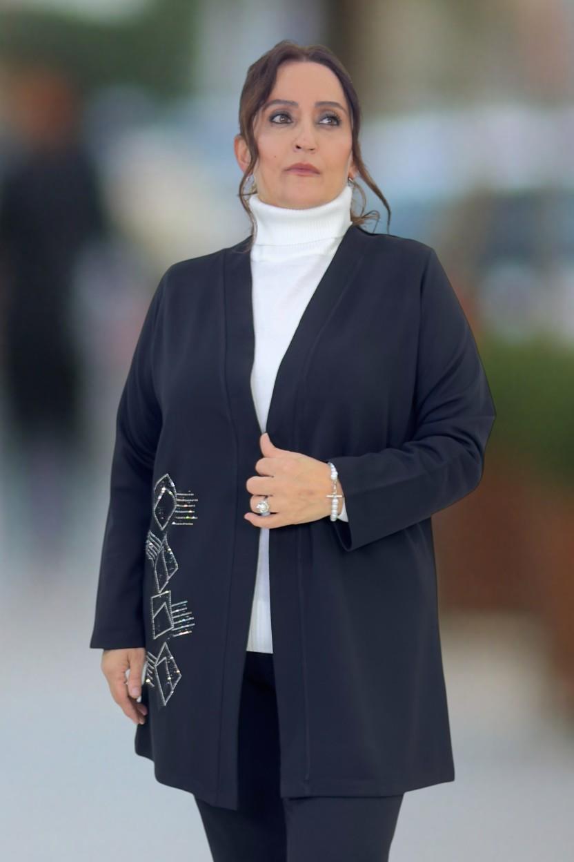 GEOMETRİK DESEN TAŞ İŞLEMELİ DETAYLI AGRAF KAPAMA ÇELİK ÖRGÜ BÜYÜK BEDEN CEKET
