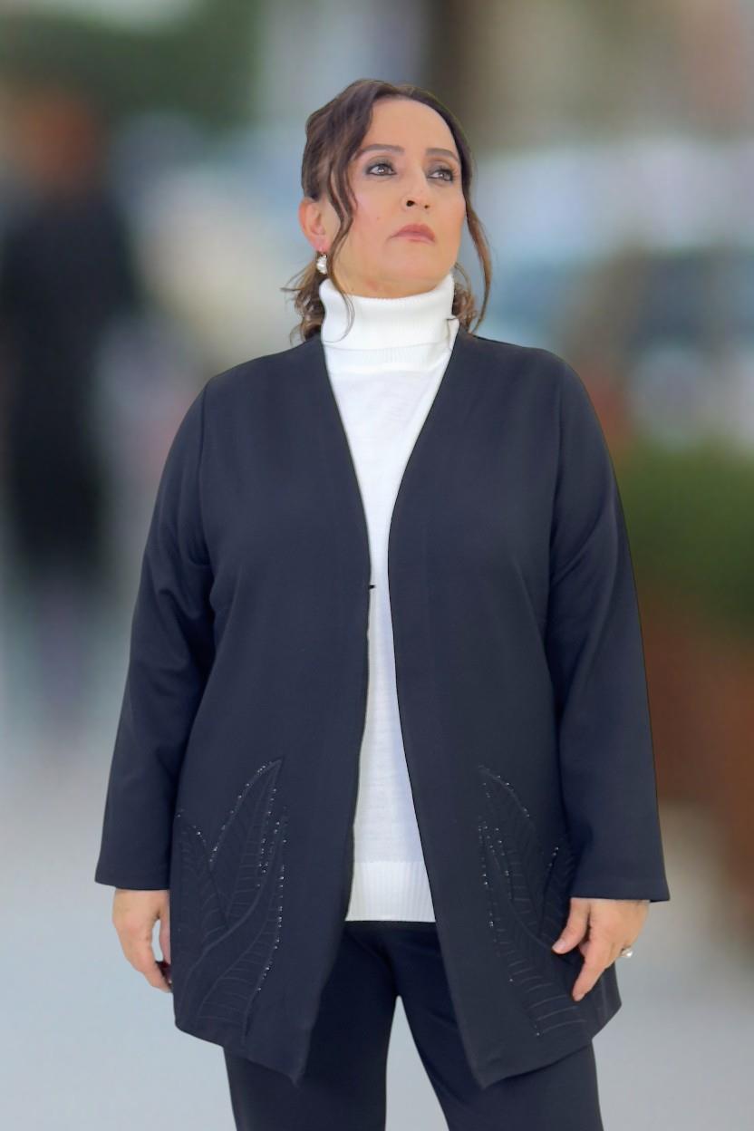 SİYAH TAŞ İLE YAPRAK DESEN İŞLEMELİ AGRAF KAPAMA ÇELİK ÖRGÜ BÜYÜK BEDEN CEKET