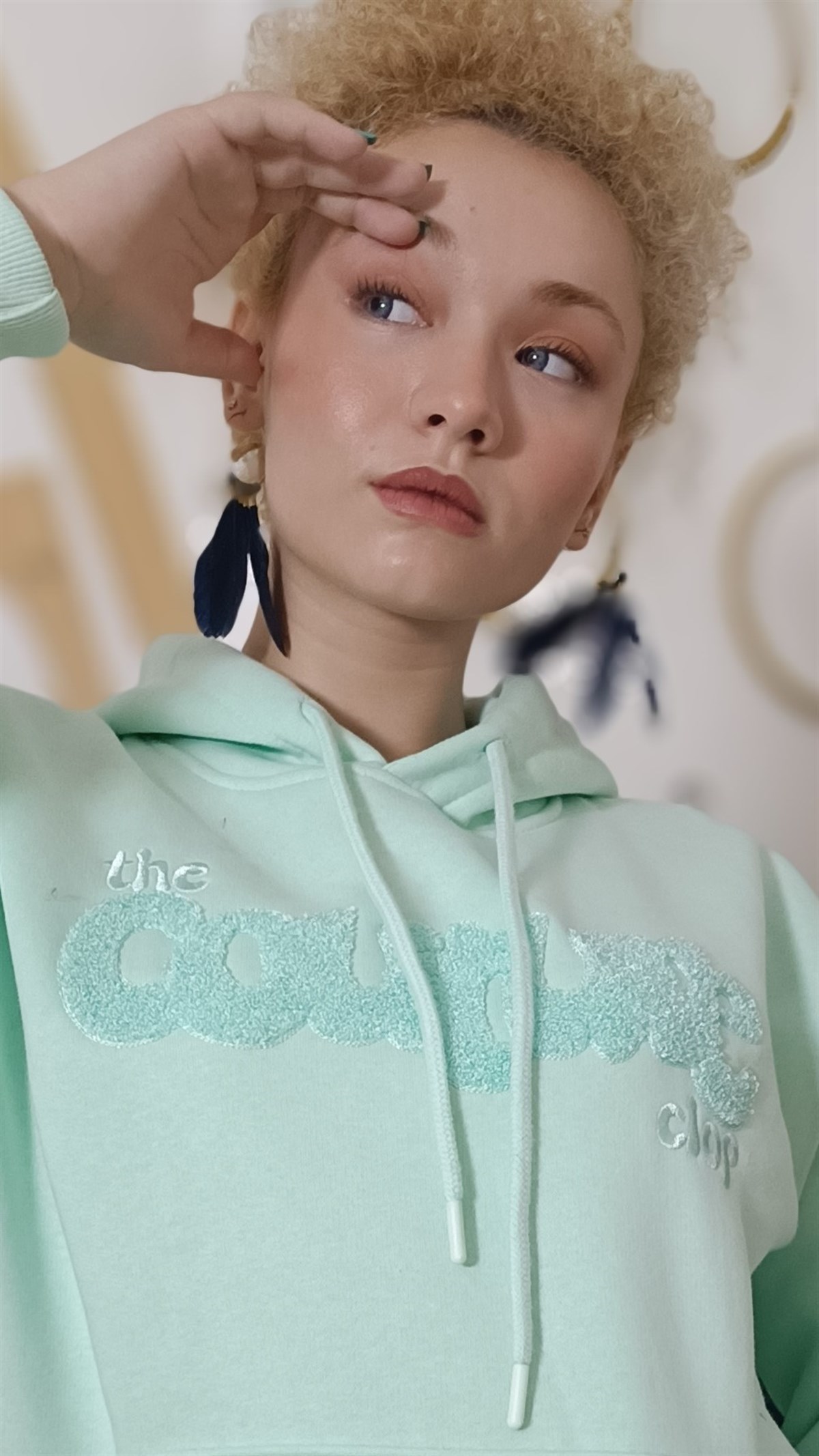 NAKIŞLI KAPŞONLU KANGURU CEPLİ SWEATSHIRT