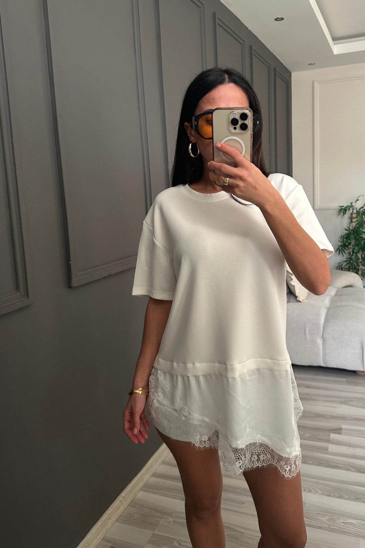 Beyaz Saten Detaylı Asimetrik Tshirt