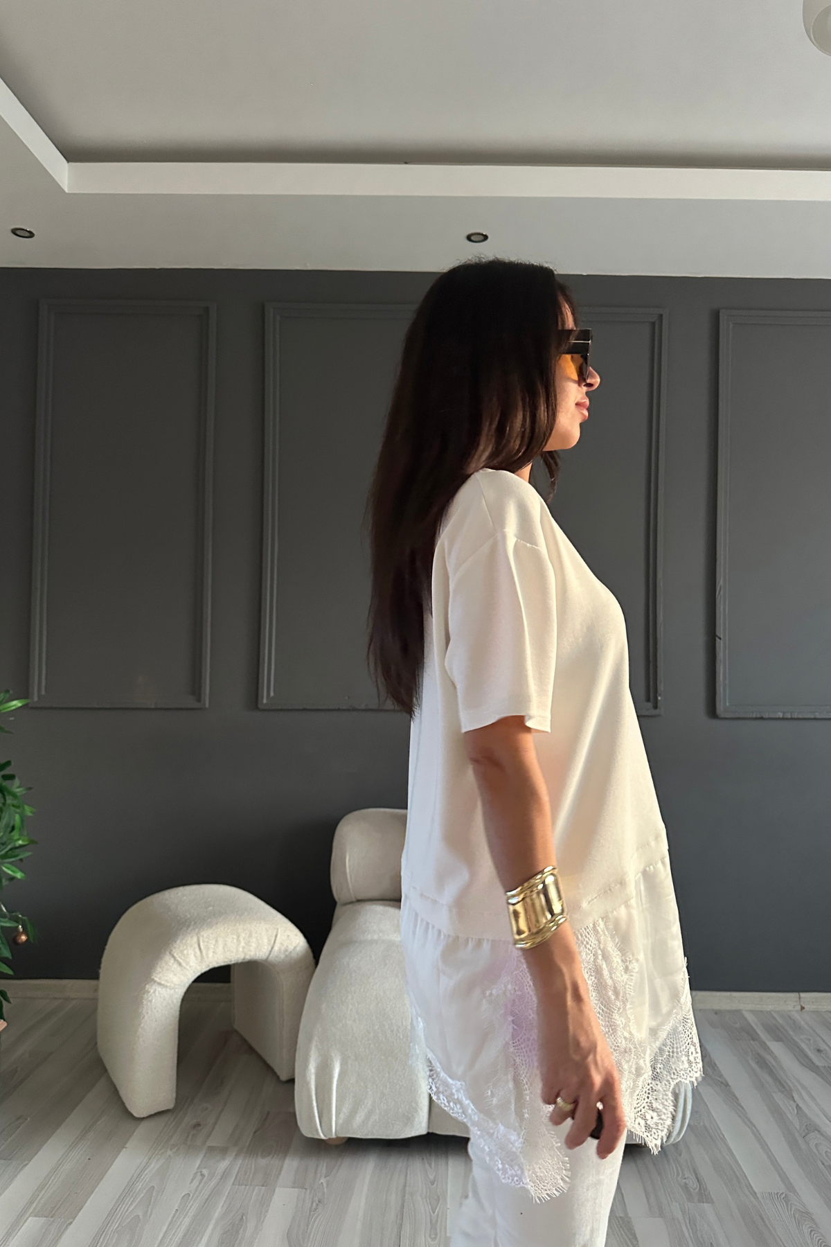 Beyaz Saten Detaylı Asimetrik Tshirt