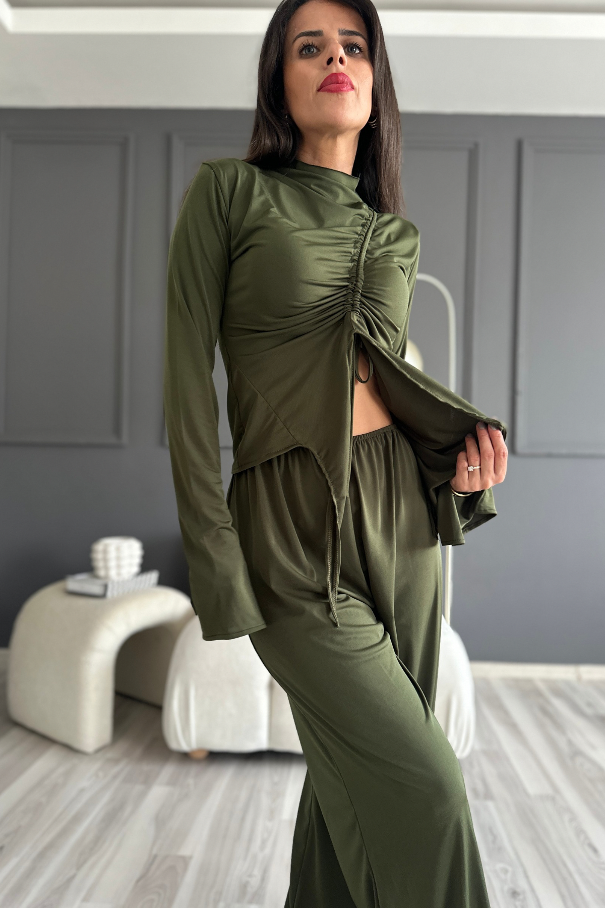 Haki Büzgülü Siyah Bluz Ve Pantolon Takım