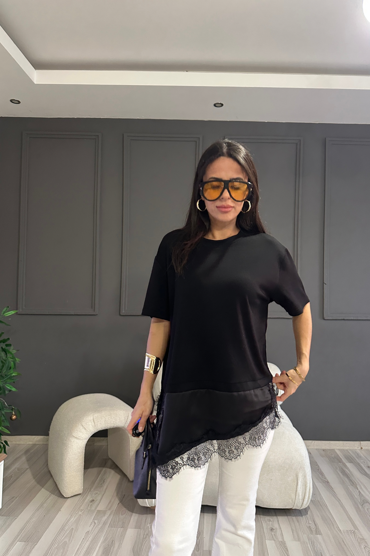Siyah Saten Detaylı Asimetrik Tshirt