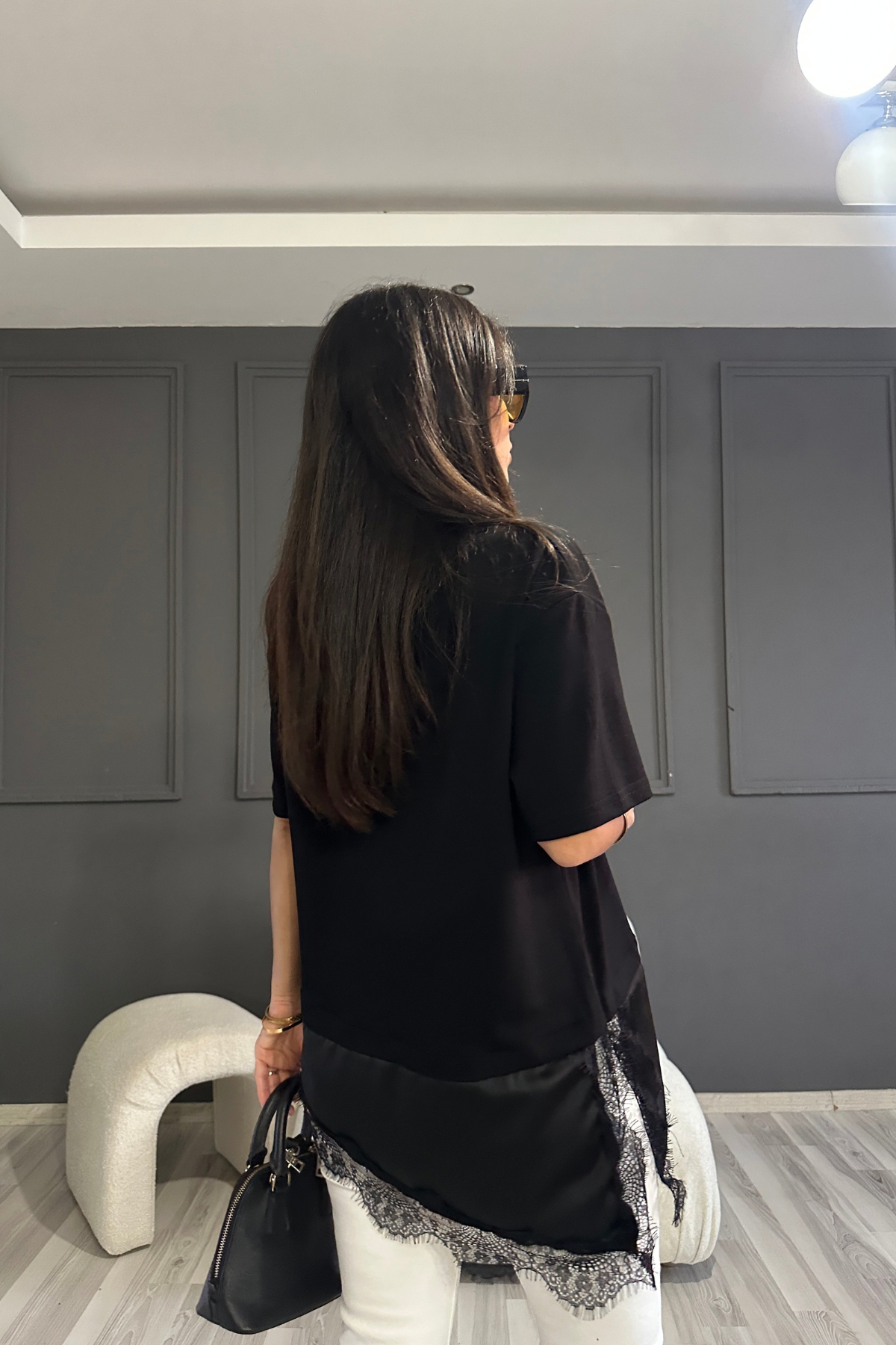 Siyah Saten Detaylı Asimetrik Tshirt
