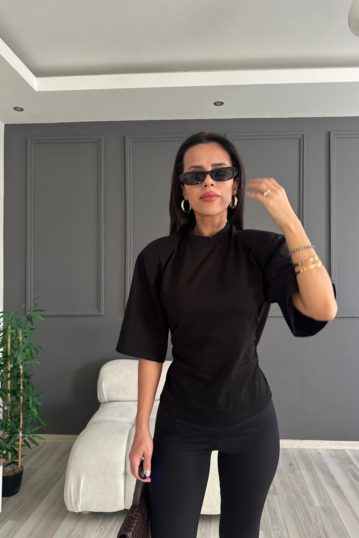 Siyah Vatkalı Sırt Detaylı Tshirt