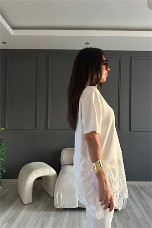 Beyaz Saten Detaylı Asimetrik Tshirt