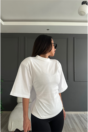 Beyaz Vatkalı Sırt Detaylı Tshirt