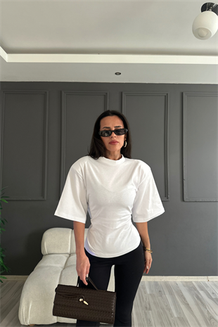 Beyaz Vatkalı Sırt Detaylı Tshirt