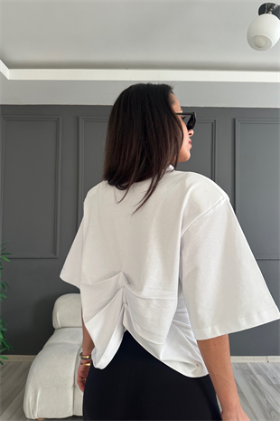 Beyaz Vatkalı Sırt Detaylı Tshirt