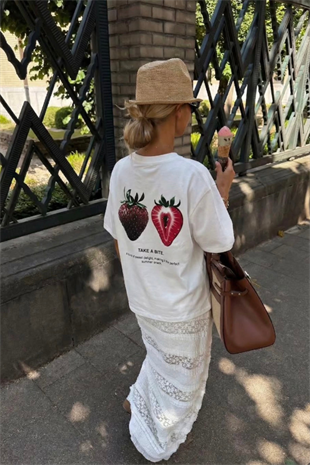 Çilek Detay Tshirt
