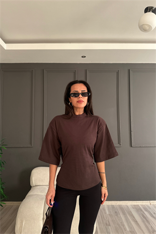 Kahve Vatkalı Sırt Detaylı Tshirt