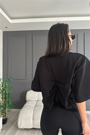 Siyah Vatkalı Sırt Detaylı Tshirt