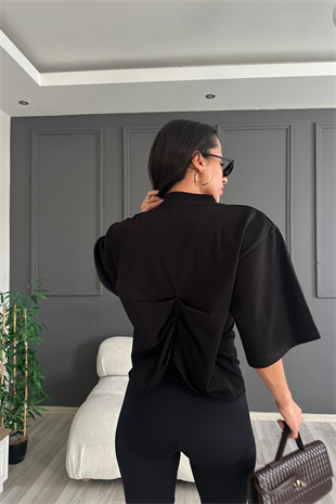 Siyah Vatkalı Sırt Detaylı Tshirt