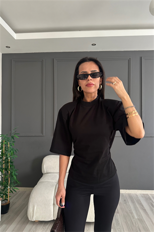 Siyah Vatkalı Sırt Detaylı Tshirt