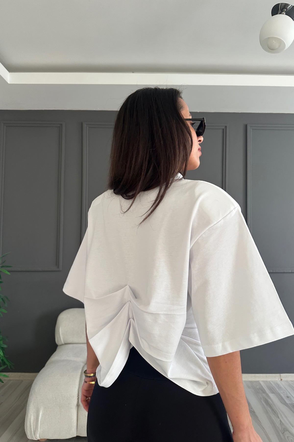 Beyaz Vatkalı Sırt Detaylı Tshirt