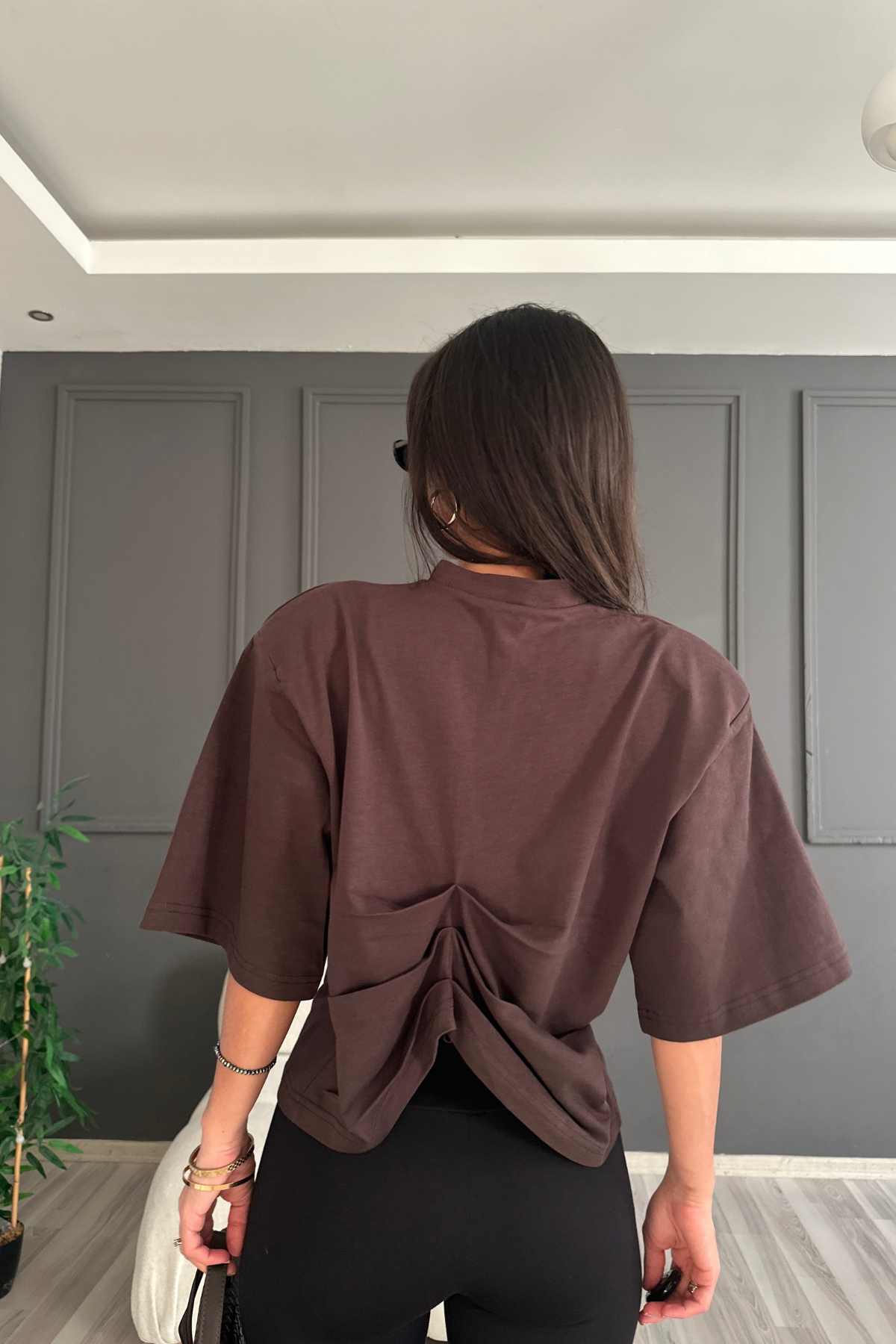 Kahve Vatkalı Sırt Detaylı Tshirt