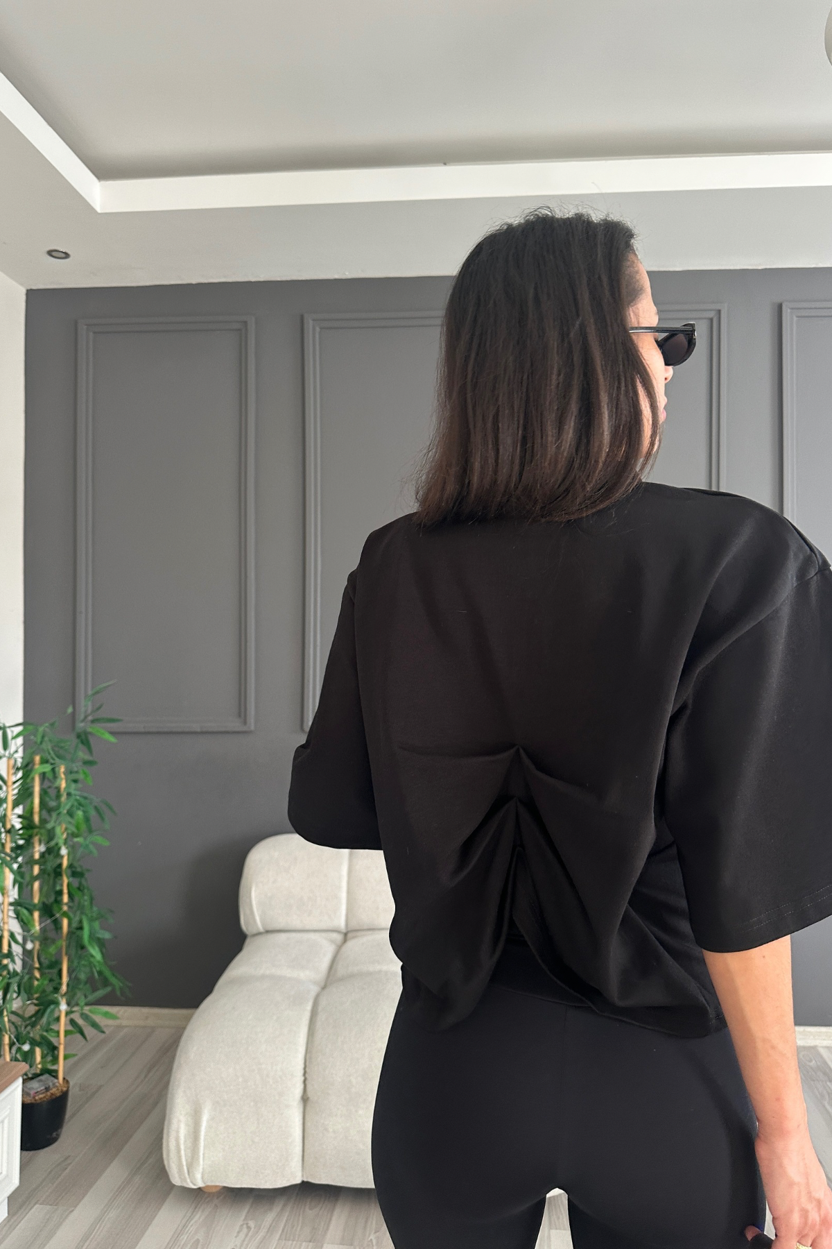 Siyah Vatkalı Sırt Detaylı Tshirt