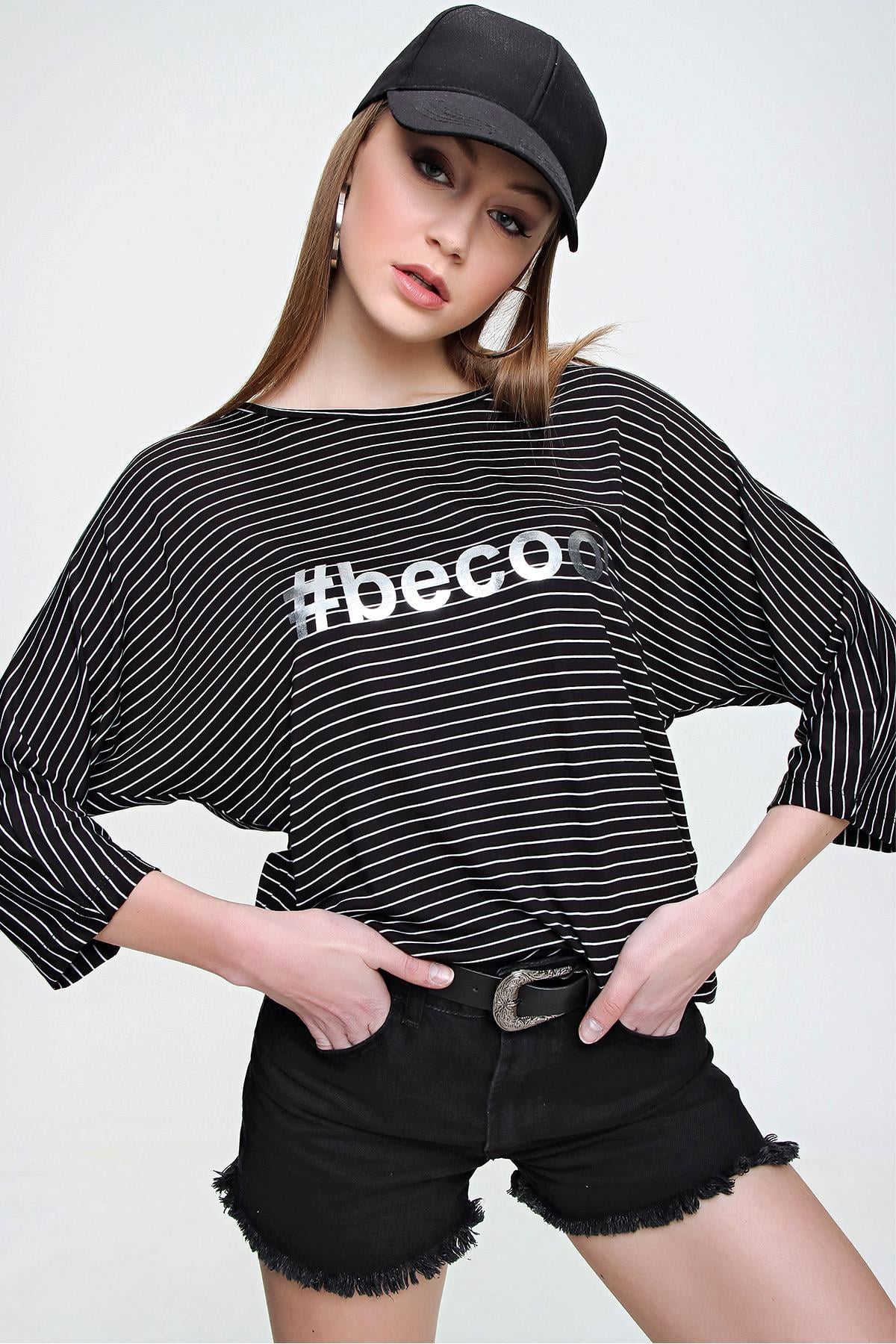 Kadın Baskılı Çizgi Detaylı Dirsek Kol Tişört 240107 -