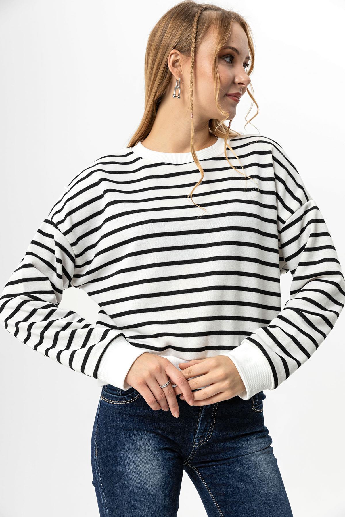 Kadın Bisiklet Yaka Çizgi Desenli Sweatshirt