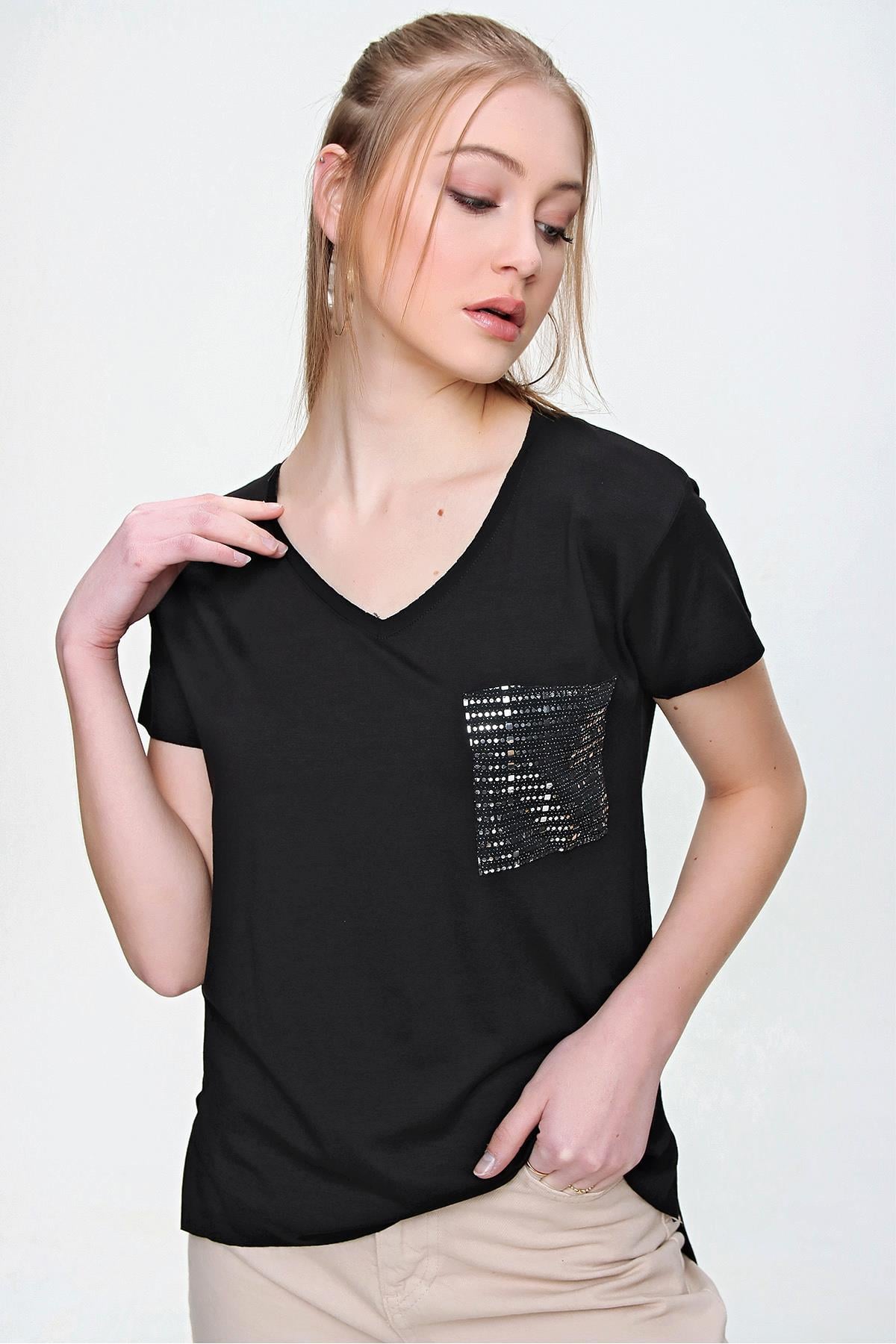 Kadın Cebi Pul İşlemeli V Yaka Oversize Tişört 240079 -