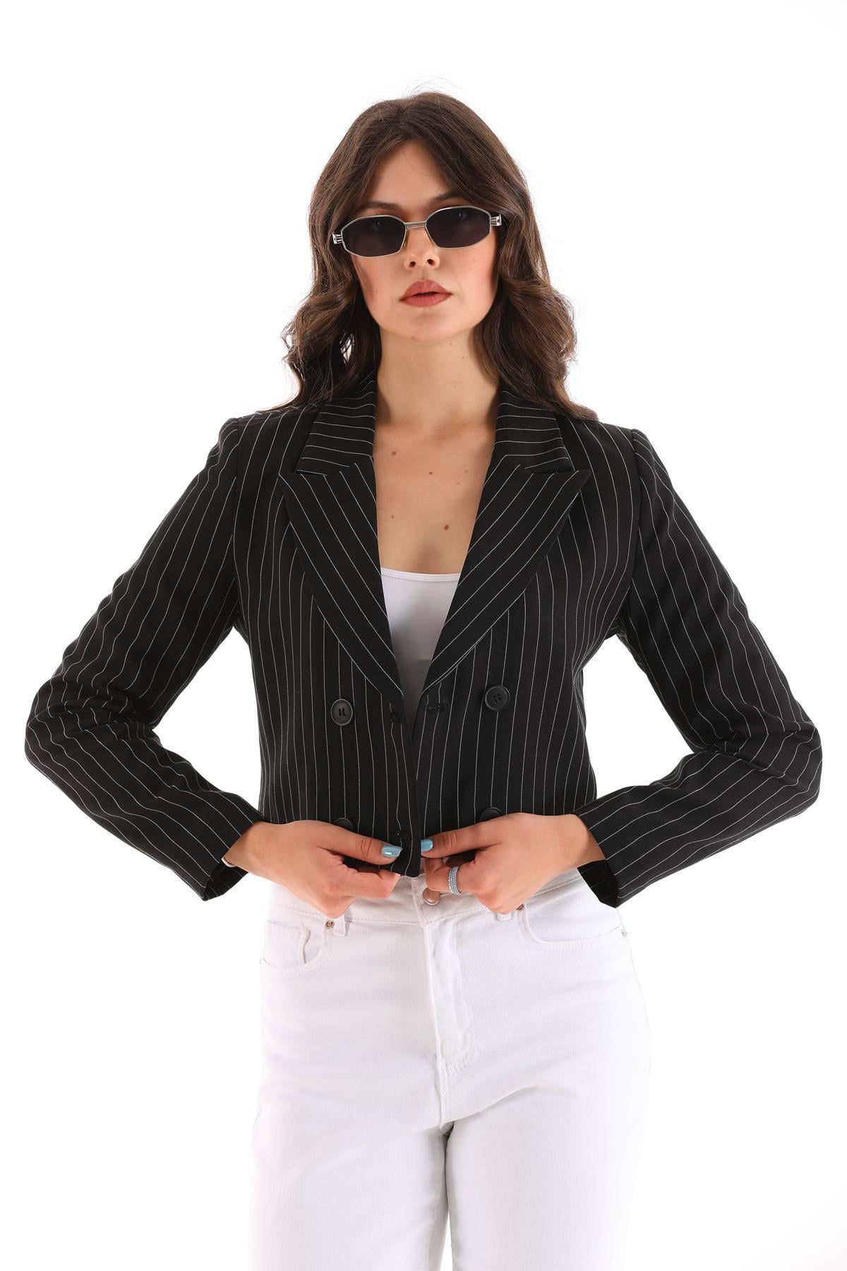 Kadın Kısa Düğme Kapamalı Blazer Ceket 250218 - 260314