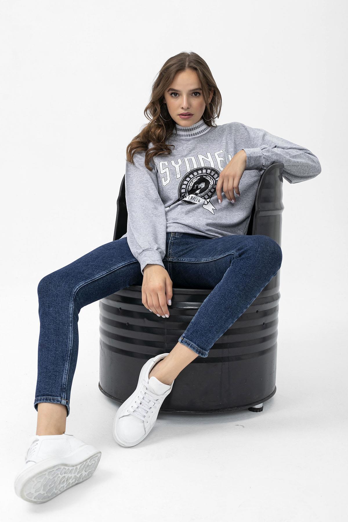 Kadın Ön Baskı Detaylı Yaka Ribanalı Oversize Kolej Sweatshirt