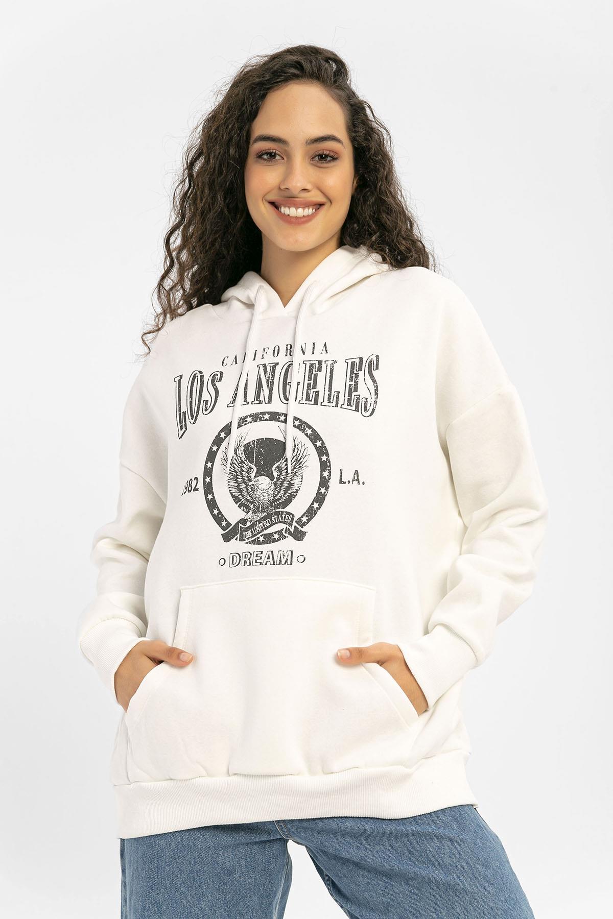 Kadın Önü Baskılı Kapüşonlu Kanguru Cepli Üç İplik Sweatshirt