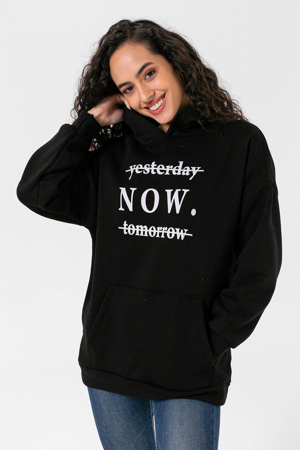 Kadın Önü Baskılı Kapüşonlu Kanguru Cepli Üç İplik Oversize Sweatshirt