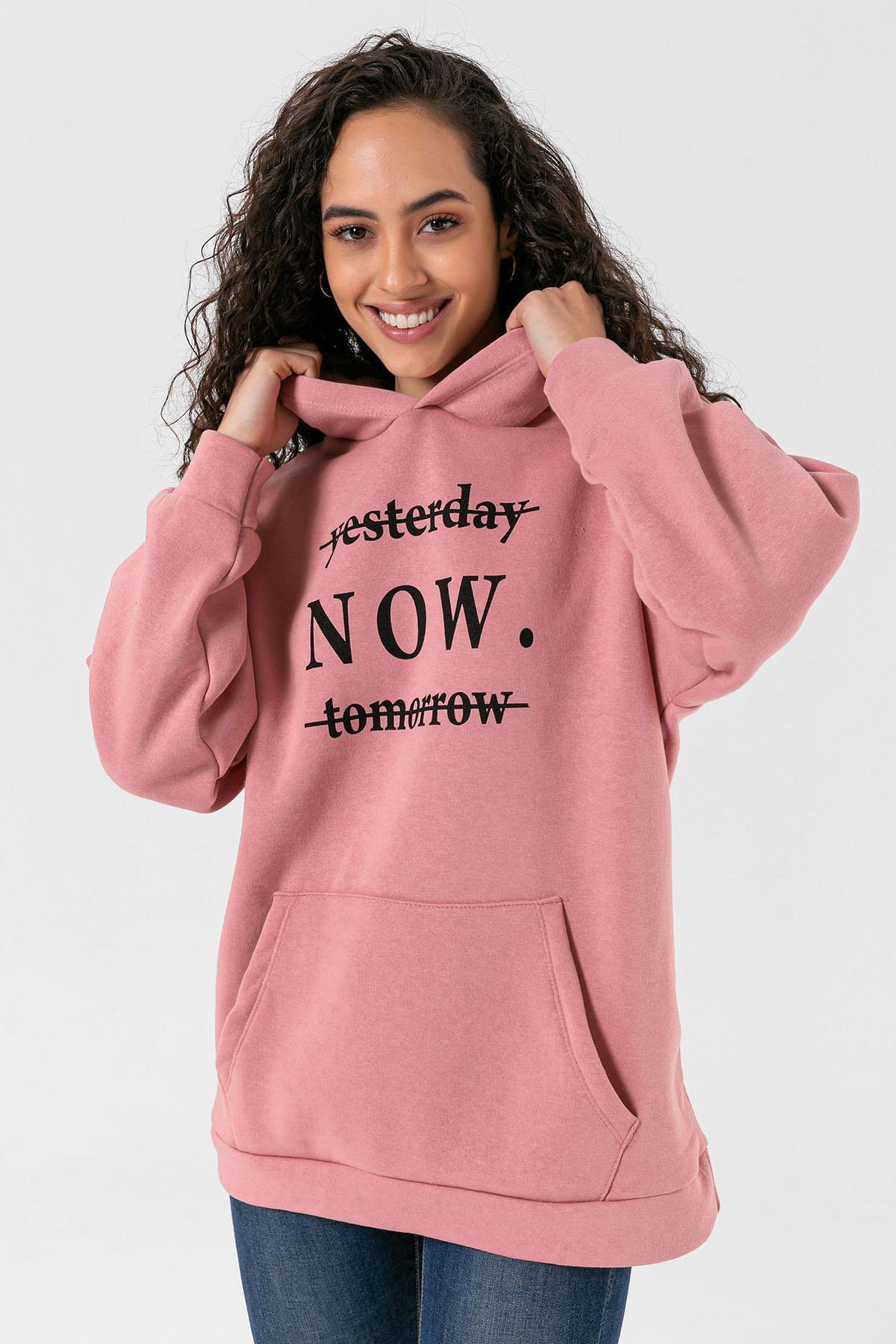 Kadın Önü Baskılı Kapüşonlu Kanguru Cepli Üç İplik Oversize Sweatshirt