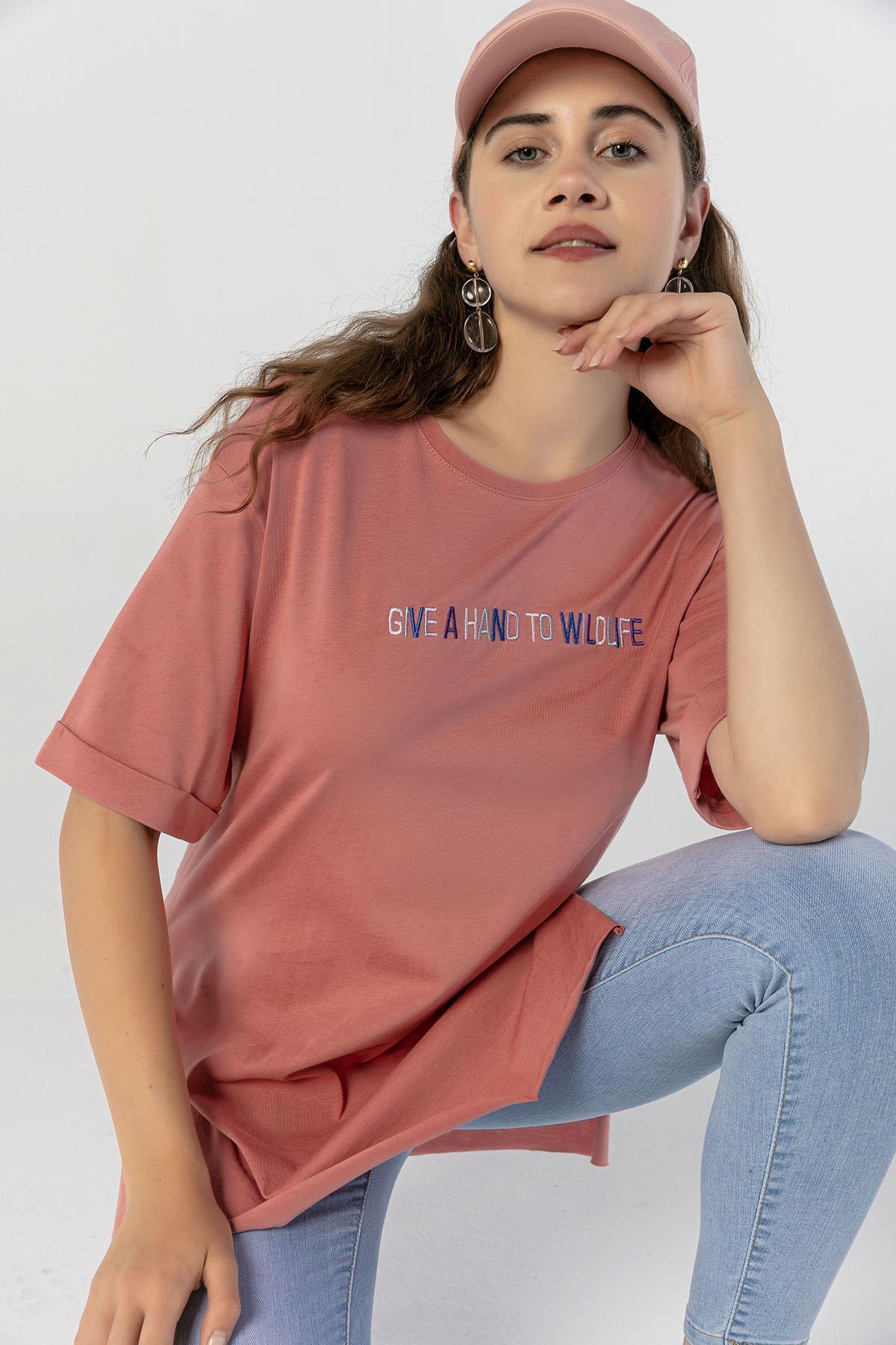 Kadın Önü Yazı Nakışlı Yan Yırtmaçlı Duble Kol Oversize Tişört