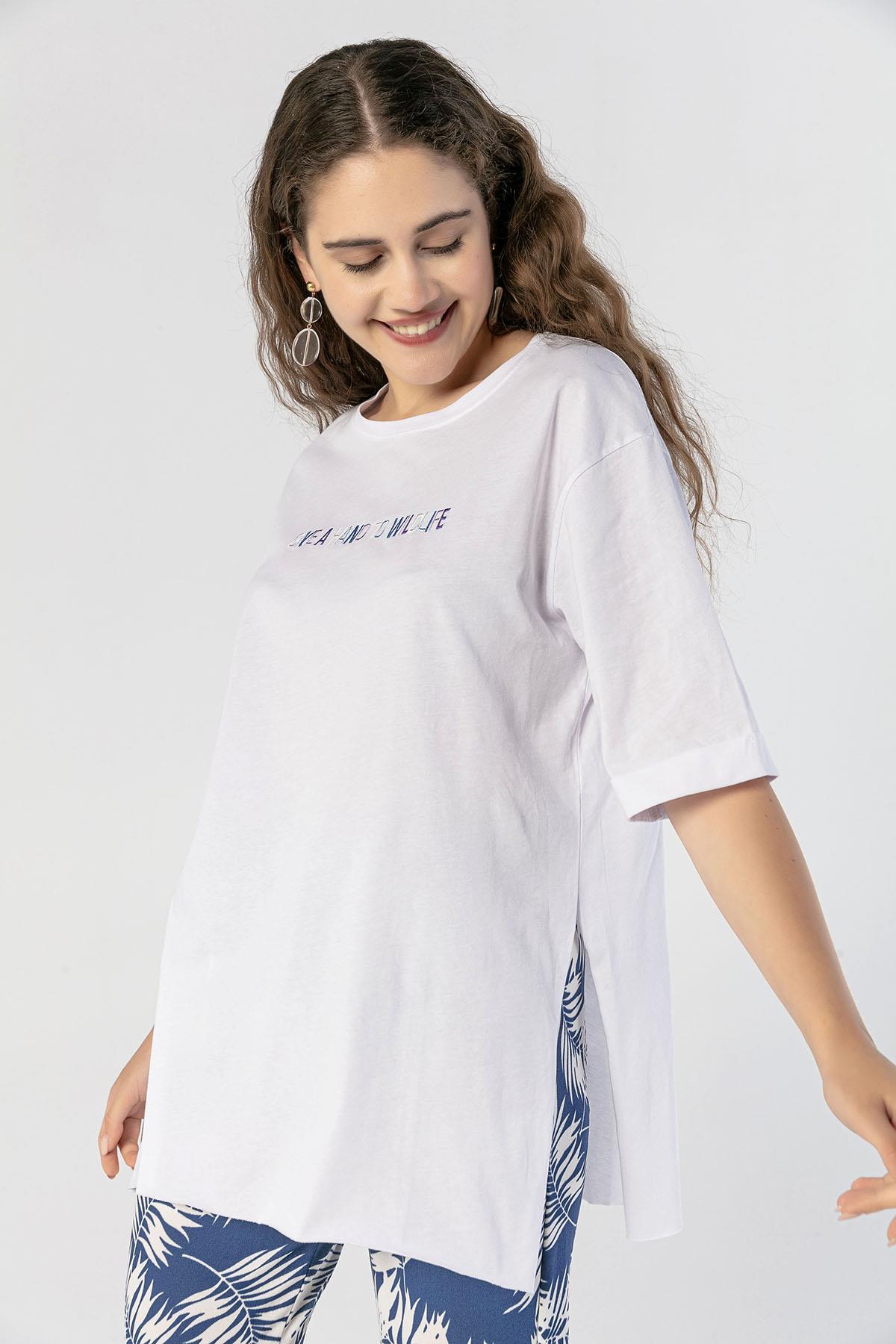 Kadın Önü Yazı Nakışlı Yan Yırtmaçlı Duble Kol Oversize Tişört