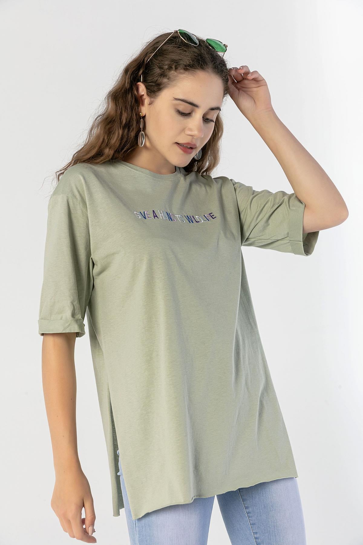 Kadın Önü Yazı Nakışlı Yan Yırtmaçlı Duble Kol Oversize Tişört