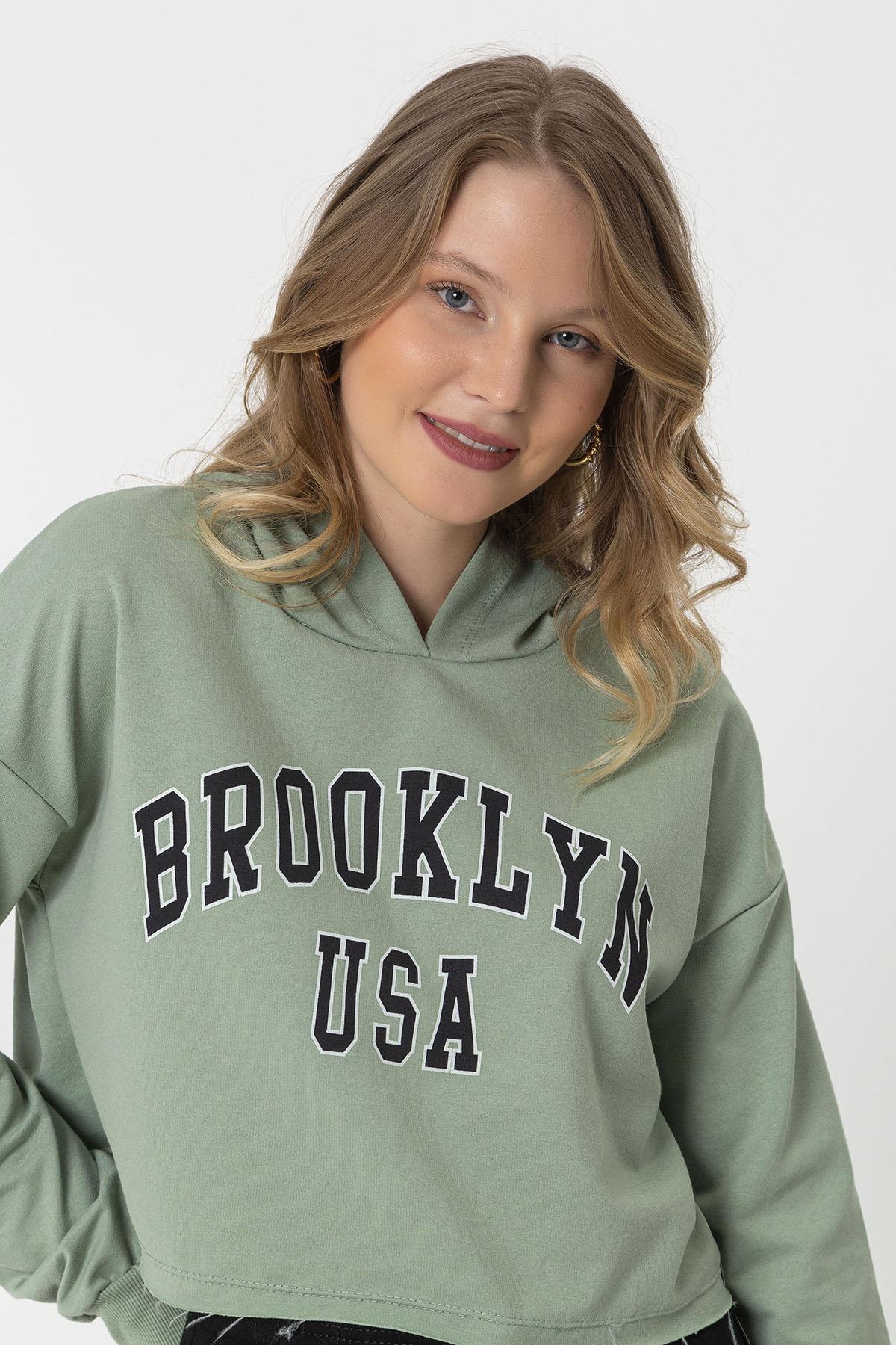 Kadın Önü Yazılı Kapüşonlu Kısa Sweatshirt