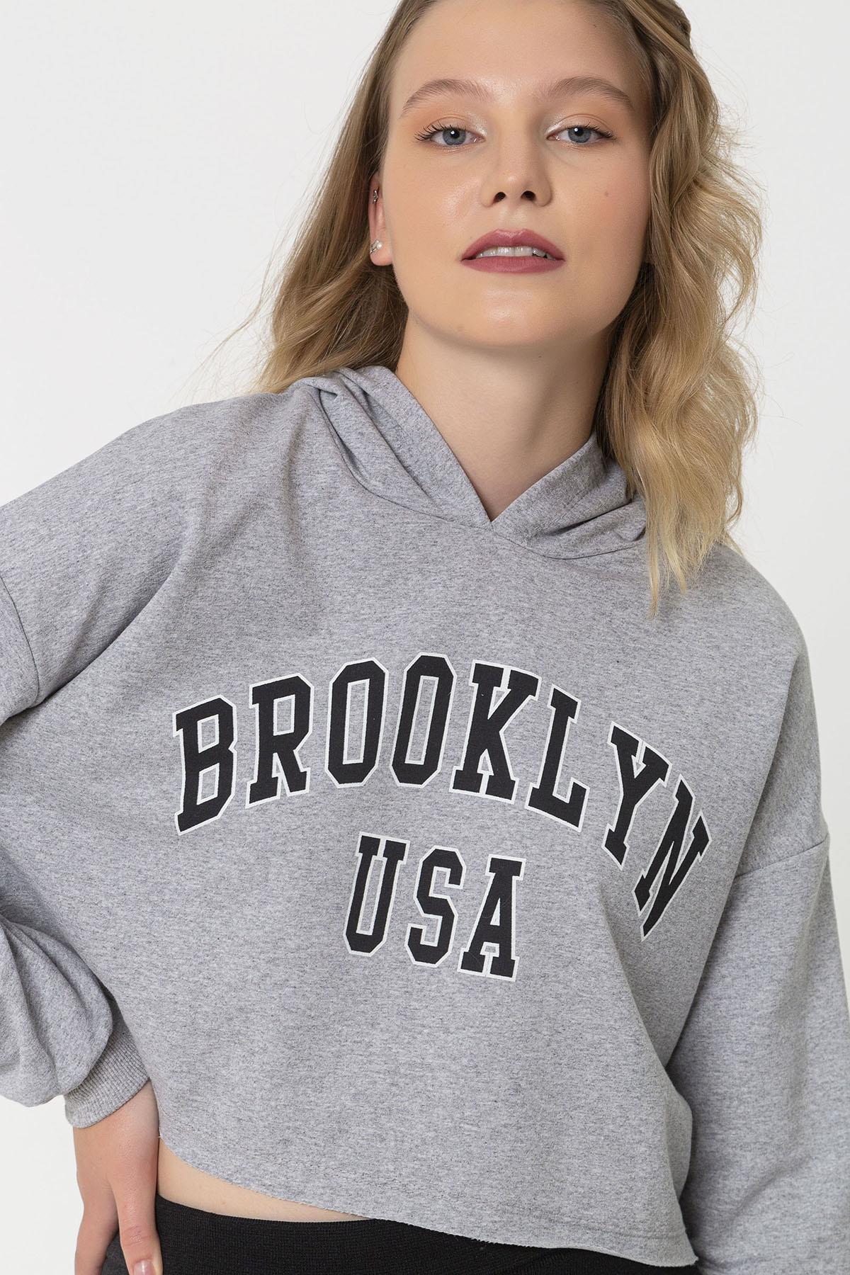 Kadın Önü Yazılı Kapüşonlu Kısa Sweatshirt