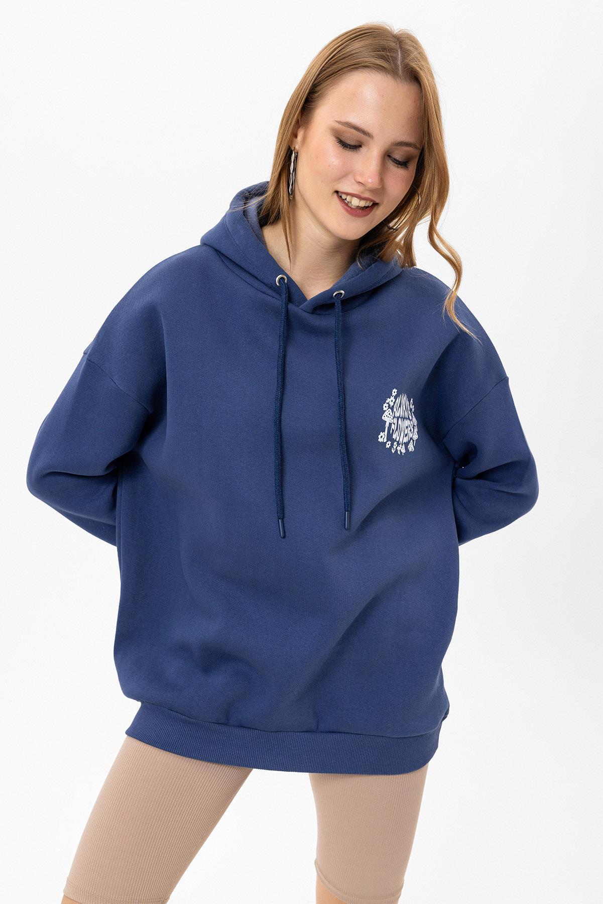 Kadın Sırt Baskı Detaylı Kapüşonlu Üç İplik Oversize Sweatshirt