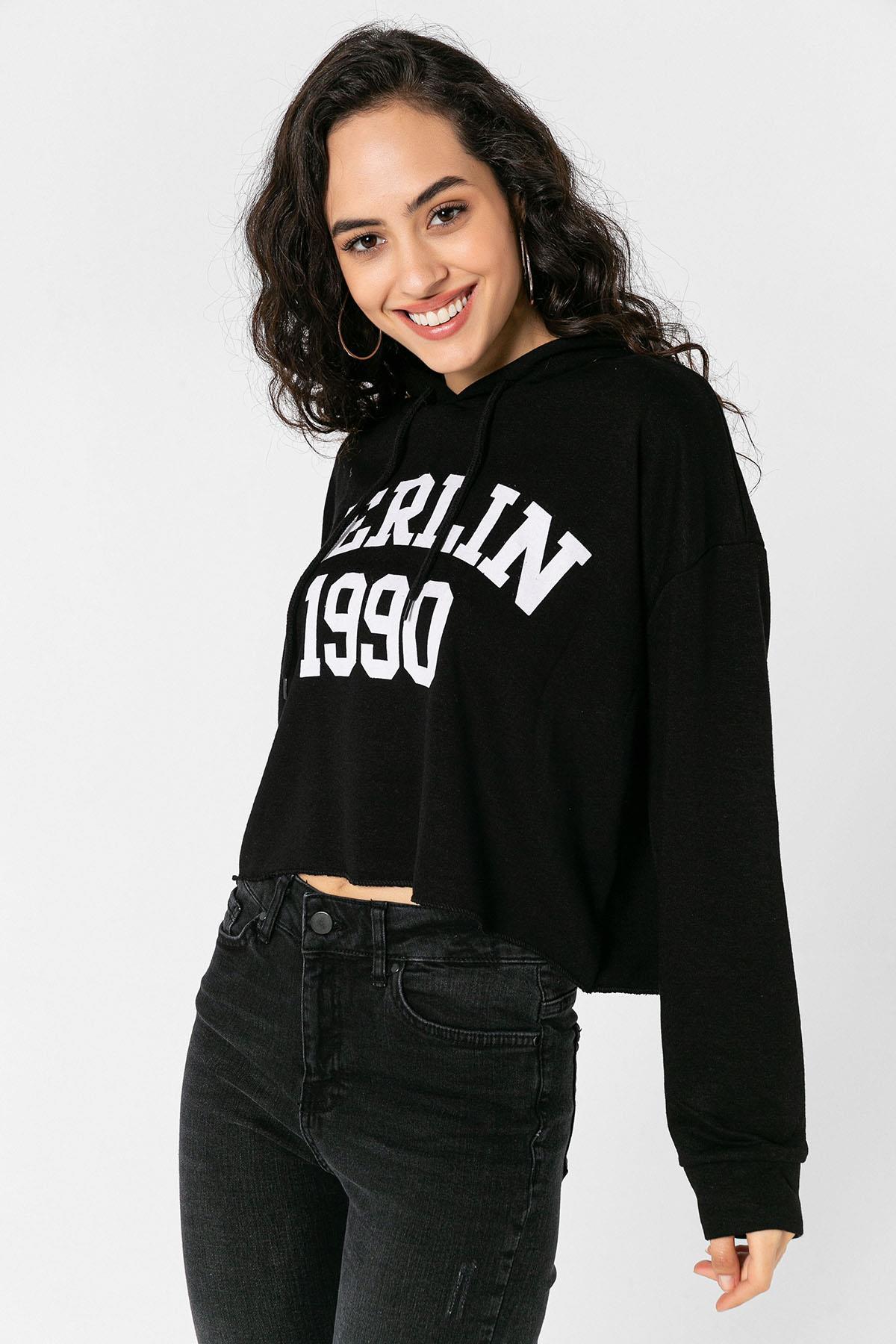 Kadın Üç İplik Baskılı Kapüşonlu Kısa Sweatshirt