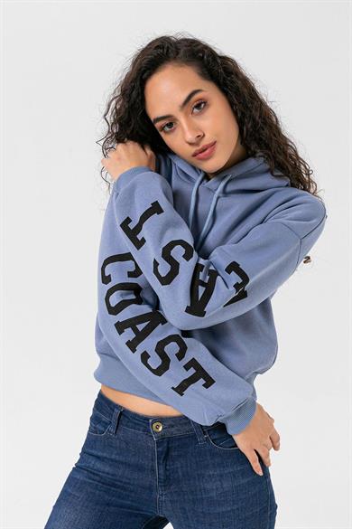 Kadın Kolları Baskılı Kapüşonlu Üç İplik Kısa Sweatshirt
