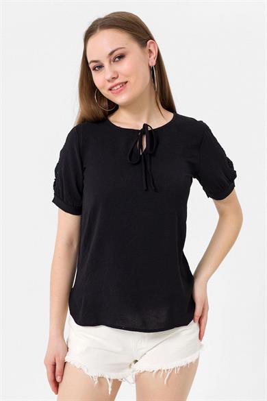 Kadın Omuzları Dantel Detaylı Yakası Bağlamalı Kısa Kol Bluz