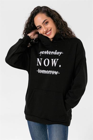 Kadın Önü Baskılı Kapüşonlu Kanguru Cepli Üç İplik Oversize Sweatshirt