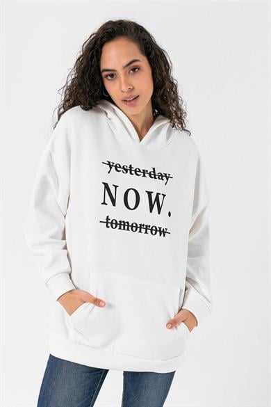 Kadın Önü Baskılı Kapüşonlu Kanguru Cepli Üç İplik Oversize Sweatshirt